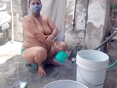 Indian Bhabhi's Hot Video While Bathing