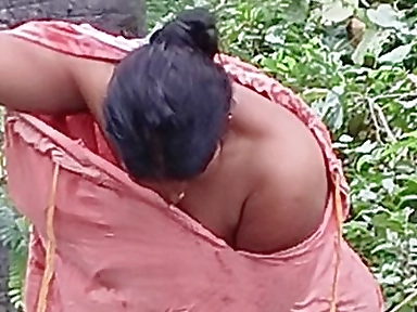 Sexy Bhabhi Bathing in Open Bathroom